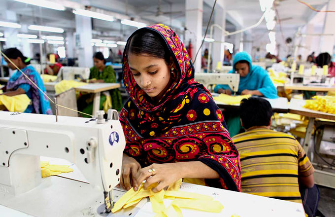 garment-workers-in-bd-india-using-cellphones-to-report-misuses
